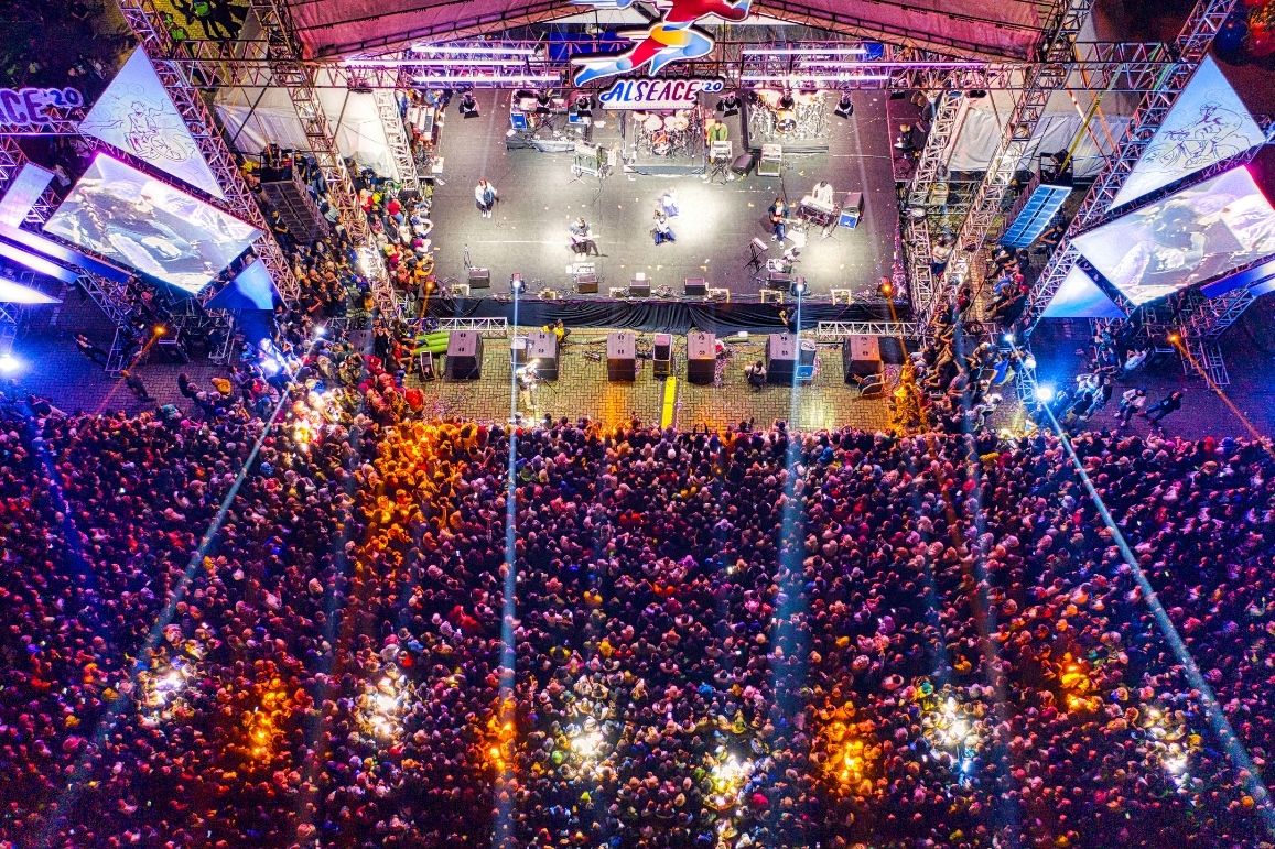 Makna Lagu Sparks Coldplay Cerita Cinta yang Sunyi, Jujur, dan Terlalu Manusiawi