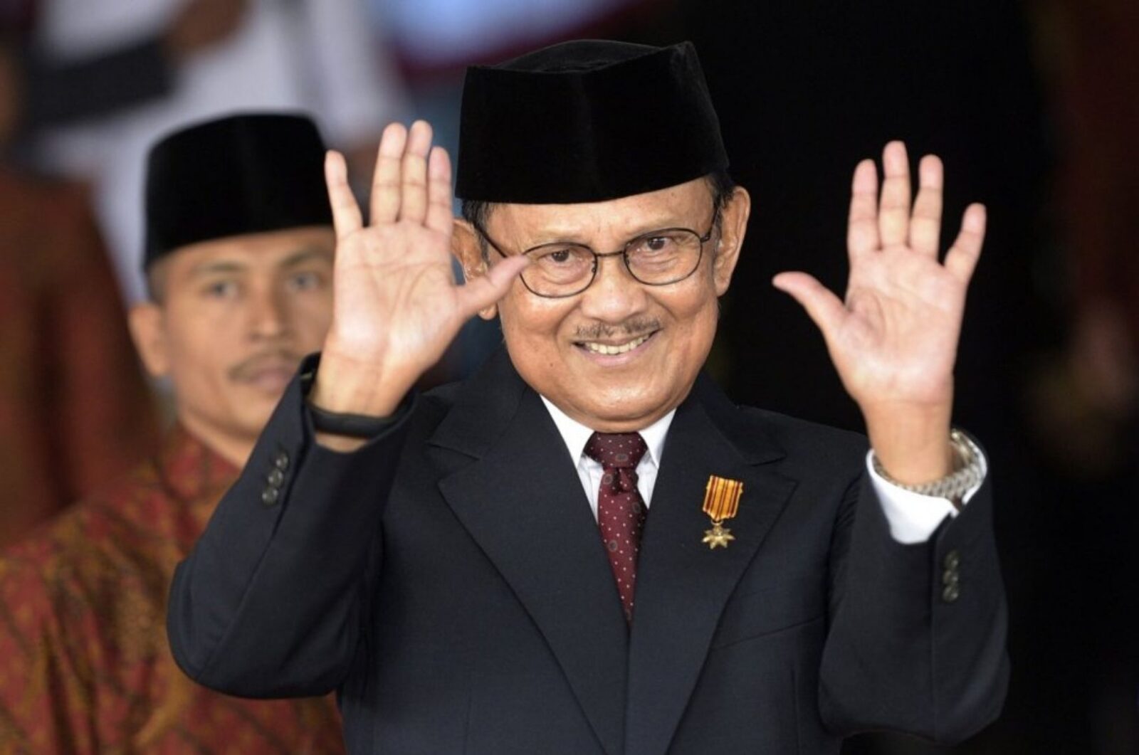 IQ BJ Habibie Mitos, Fakta, dan Kecerdasan Sejati Sang Bapak Teknologi Indonesia