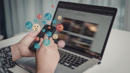 Dampak Negatif Media Sosial: Risiko Nyata dan Cara Bijak Menggunakannya