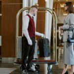 Bellboy Hotel: Peran Penting, Tugas, dan Fakta Menarik di Dunia Perhotelan