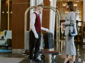 Bellboy Hotel: Peran Penting, Tugas, dan Fakta Menarik di Dunia Perhotelan