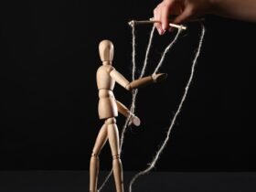 Manipulated Adalah: Arti, Contoh, dan Dampaknya dalam Kehidupan Digital