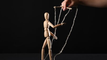 Manipulated Adalah: Arti, Contoh, dan Dampaknya dalam Kehidupan Digital