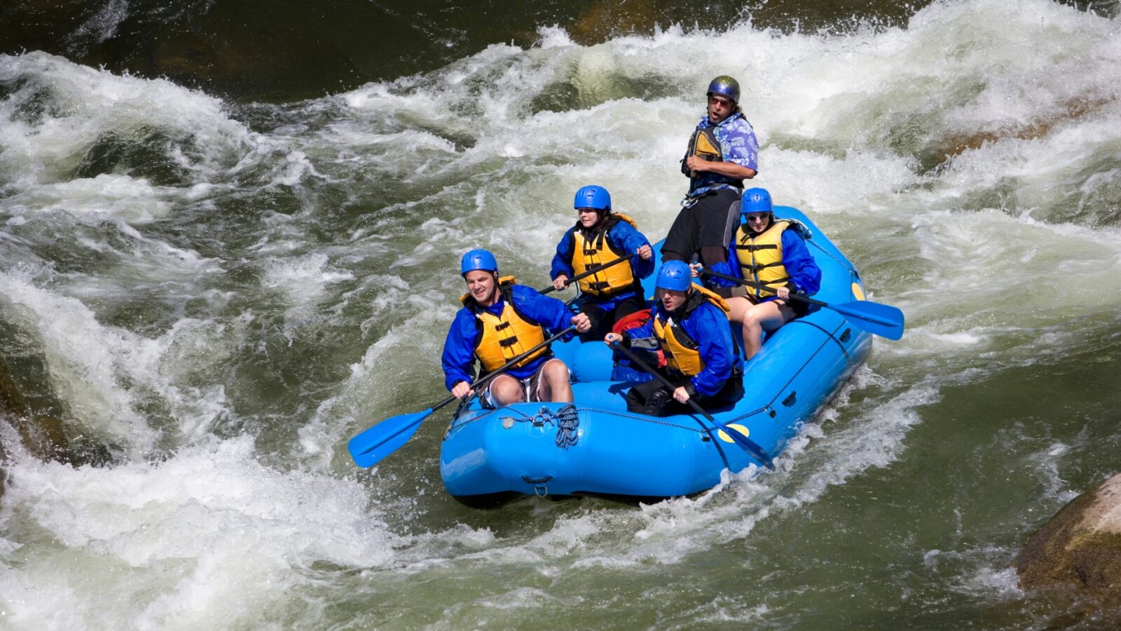 Arum Jeram: Petualangan Seru Mengarungi Sungai yang Penuh Adrenalin
